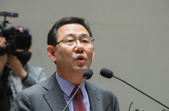 미래통합당 주호영 원내대표가 8일 국회에서 열린 의원총회에서 발언하고 있다.   [연합뉴스]